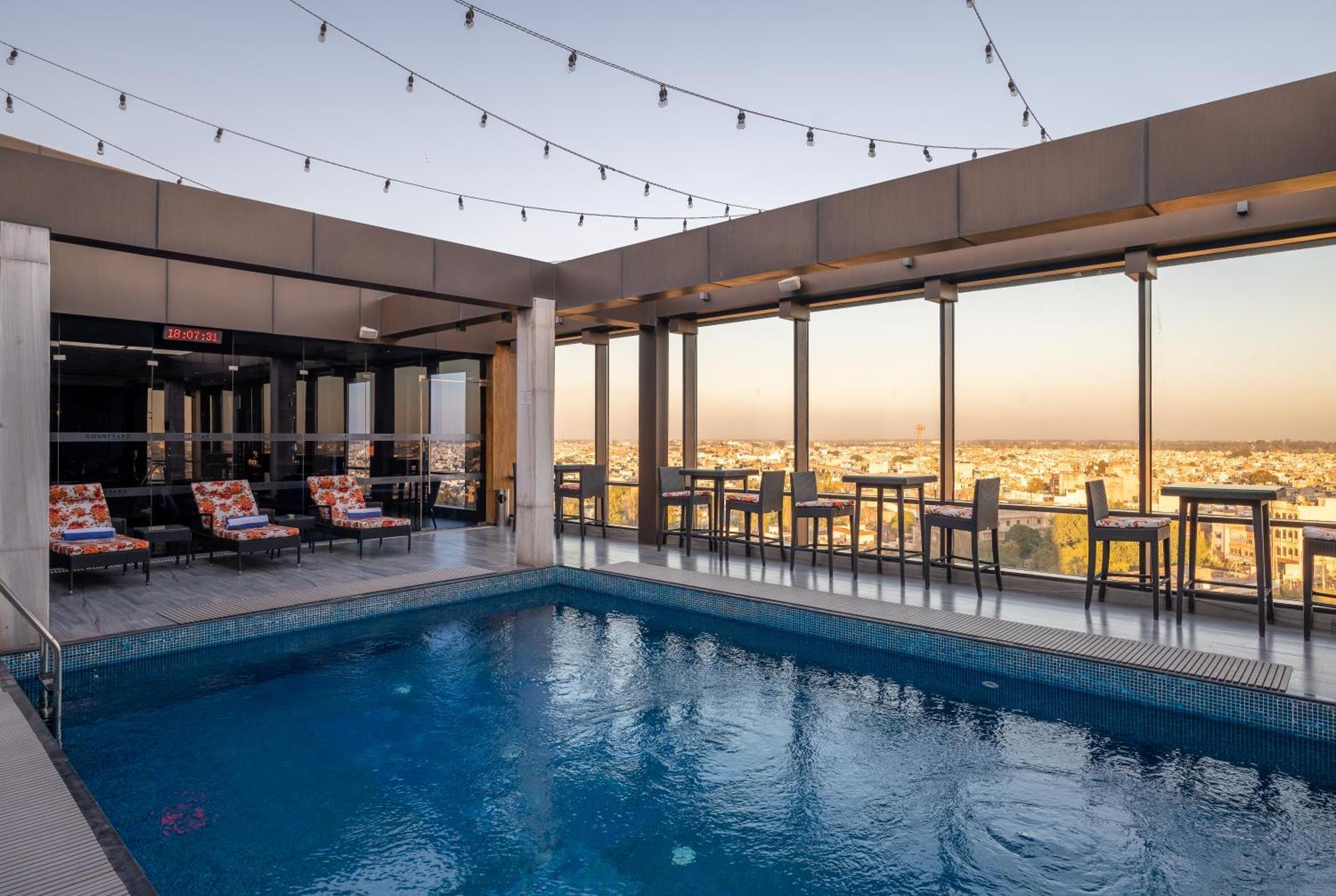 阿姆利则庭院酒店 外观 照片 The rooftop pool at the Hilton Athens