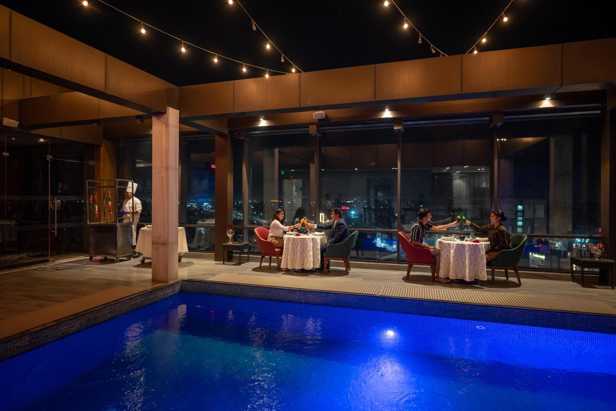 阿姆利则庭院酒店 外观 照片 The pool at the 39th floor